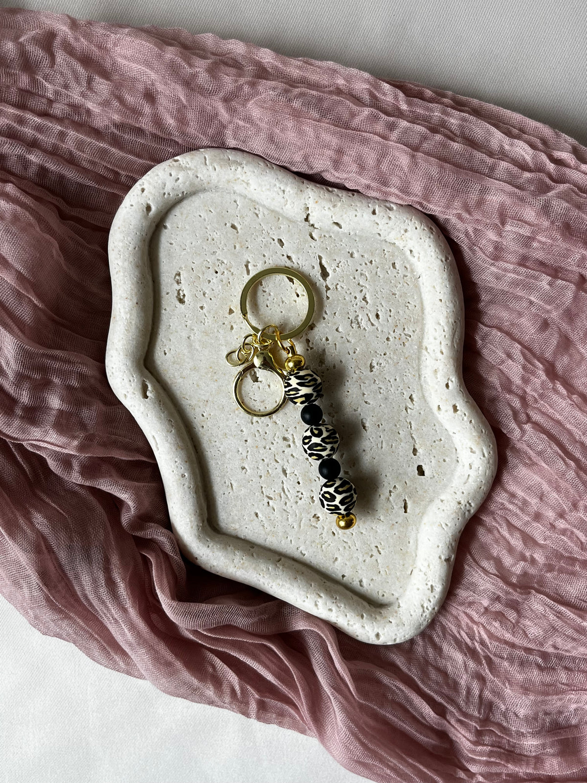 Sleutelhanger panter kralen – handgemaakt dierenprint accessoire