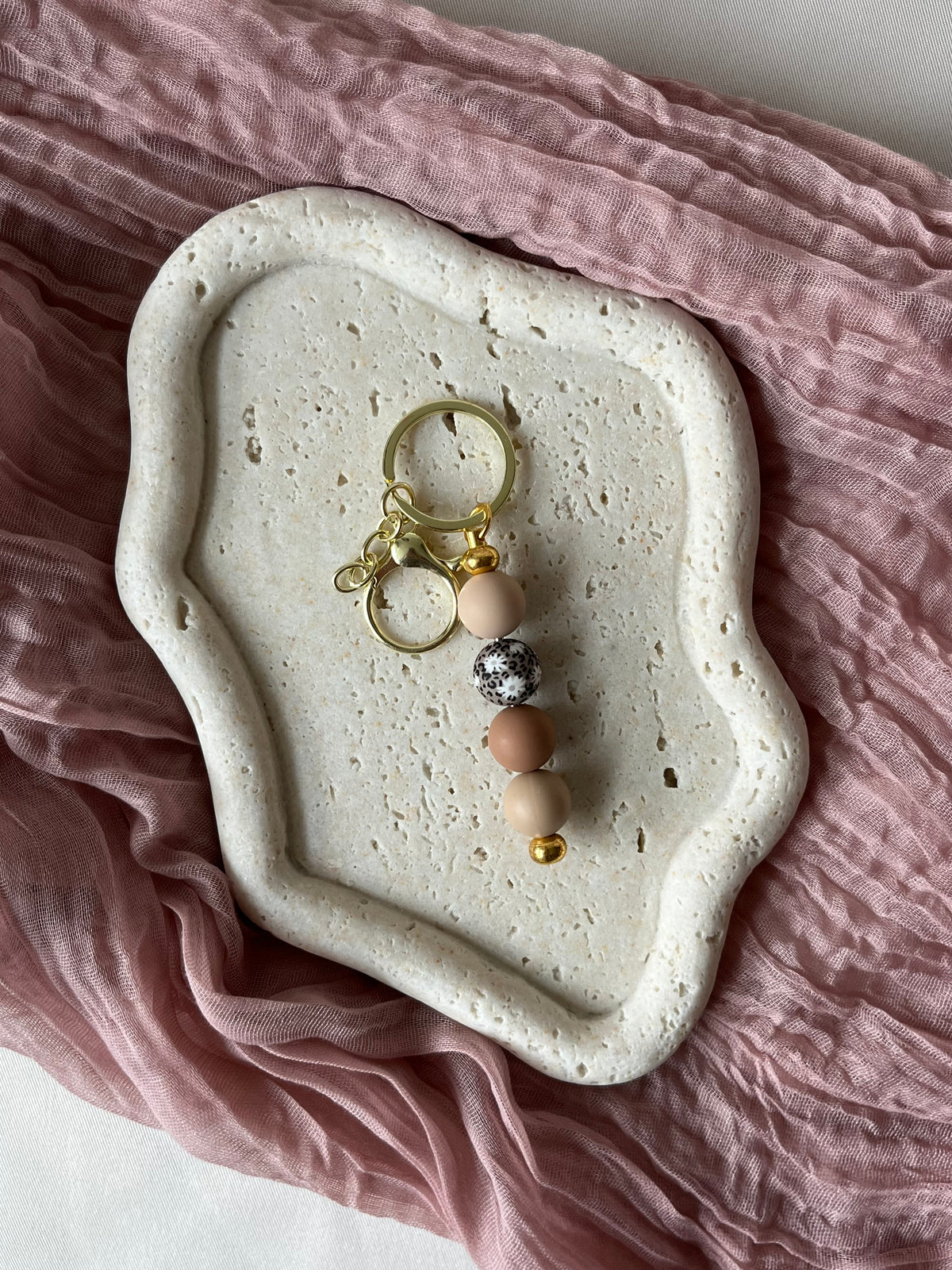 Sleutelhanger panter daisy kralen – handgemaakt cadeau
